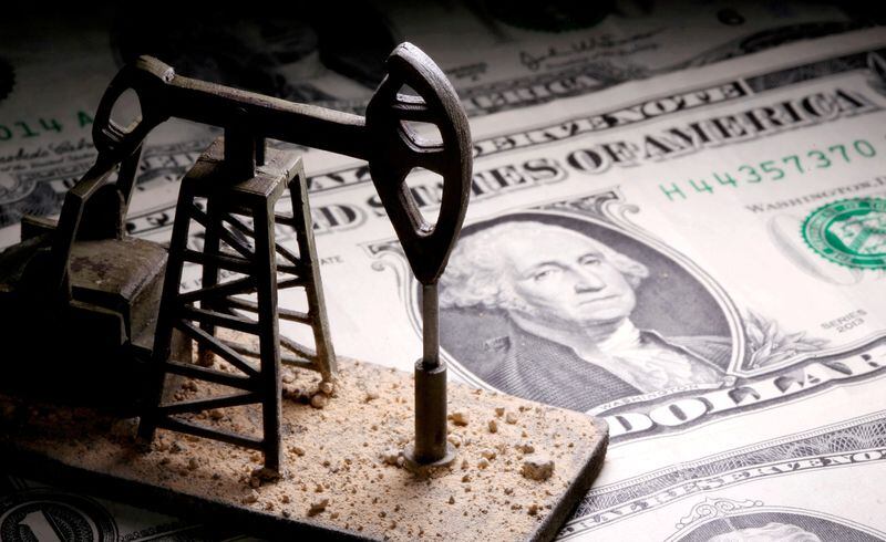 FOTO DE ARCHIVO: Un balancín petrolero impreso en 3D puesto sobre billetes de dólar. REUTERS/Dado Ruvic/Ilustración