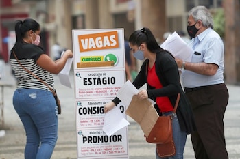 Imagen de archivo de una mujer poniendo su currículum cerca de una oferta de empleos que dice "vacantes" en el centro de Sao Paulo, Brasil. 6 de octubre, 2020 (REUTERS/Amanda Perobelli/Archivo)