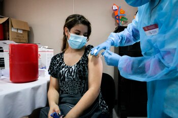 De los 10.937 análisis efectuados en este día, 160 fueron positivos, por lo que el país suramericano acumula 390.394 casos totales desde que el 13 de marzo de 2020 se declarara la emergencia sanitaria por la detección de los cuatro primeros contagios. Foto de archivo. EFE/Raúl Martínez