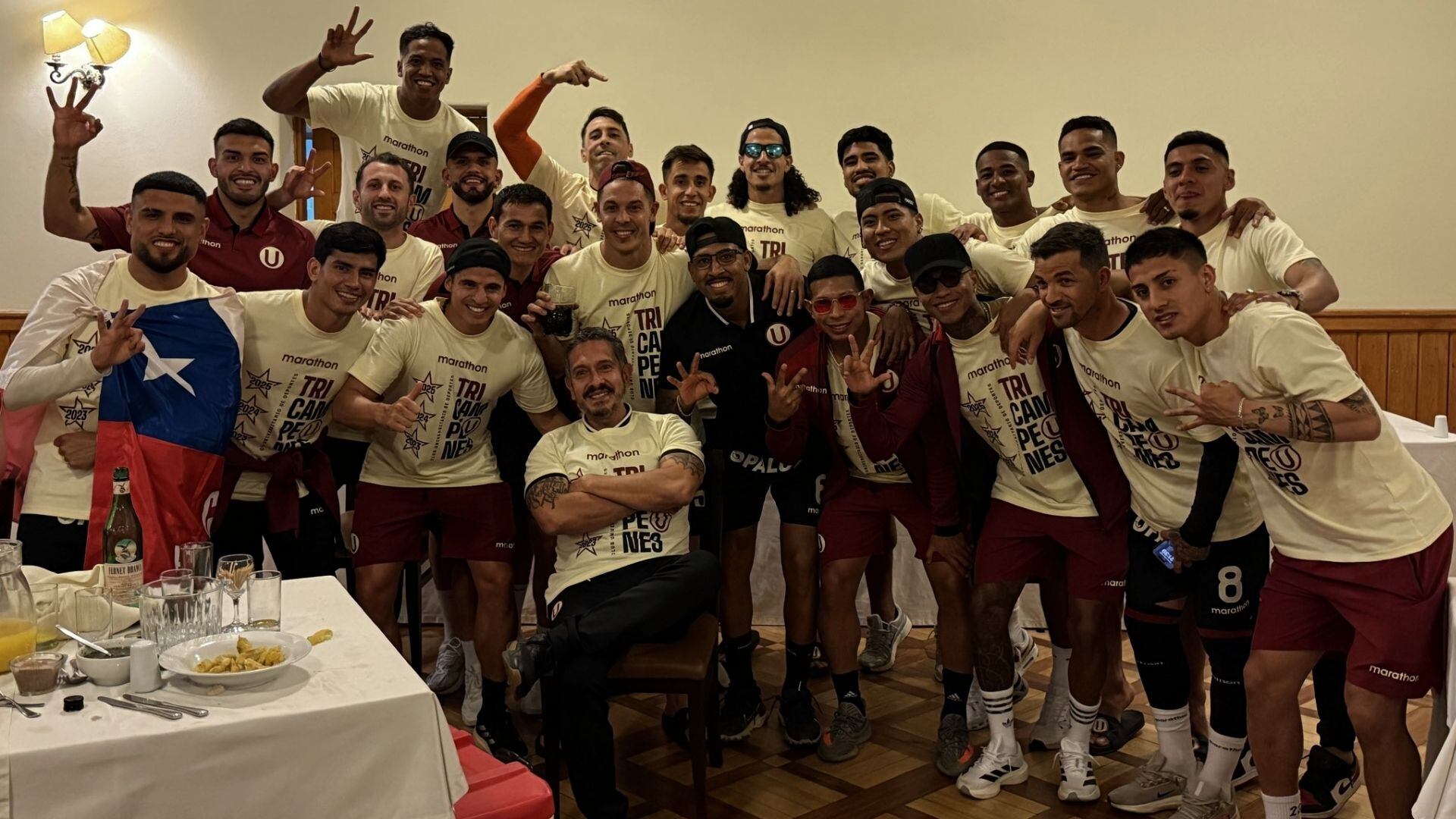Universitario se impuso en Tarma y celebró por todo lo alto su tricampeonato en el hotel de concentración. - créditos: Universitario