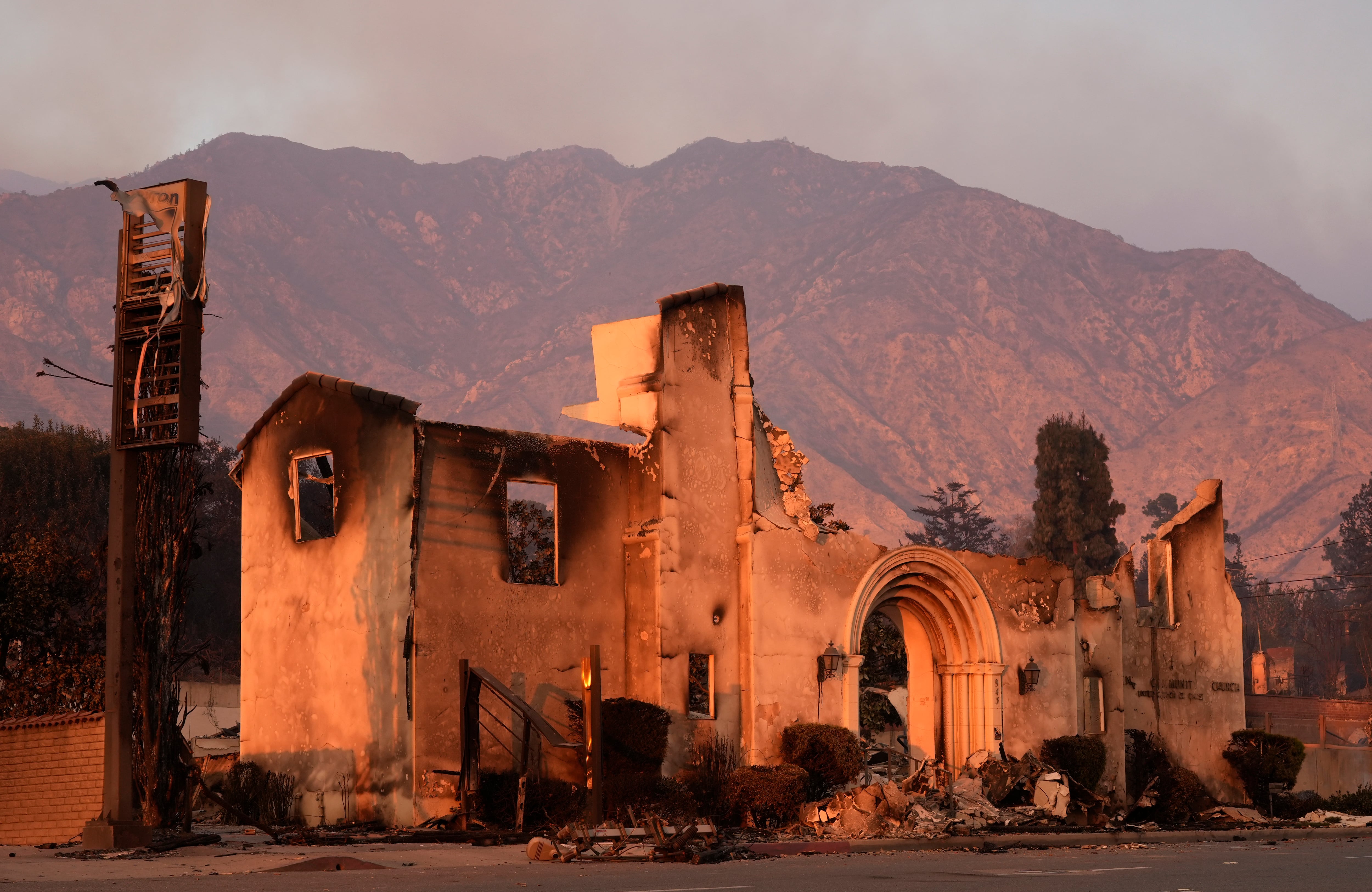La fiscalía del condado de Los Ángeles investiga si Southern California Edison debe enfrentar cargos penales por su actuación en el incendio Eaton, mientras la audiencia civil fue fijada para el 11 de agosto (AP Foto/Chris Pizzello, archivo)