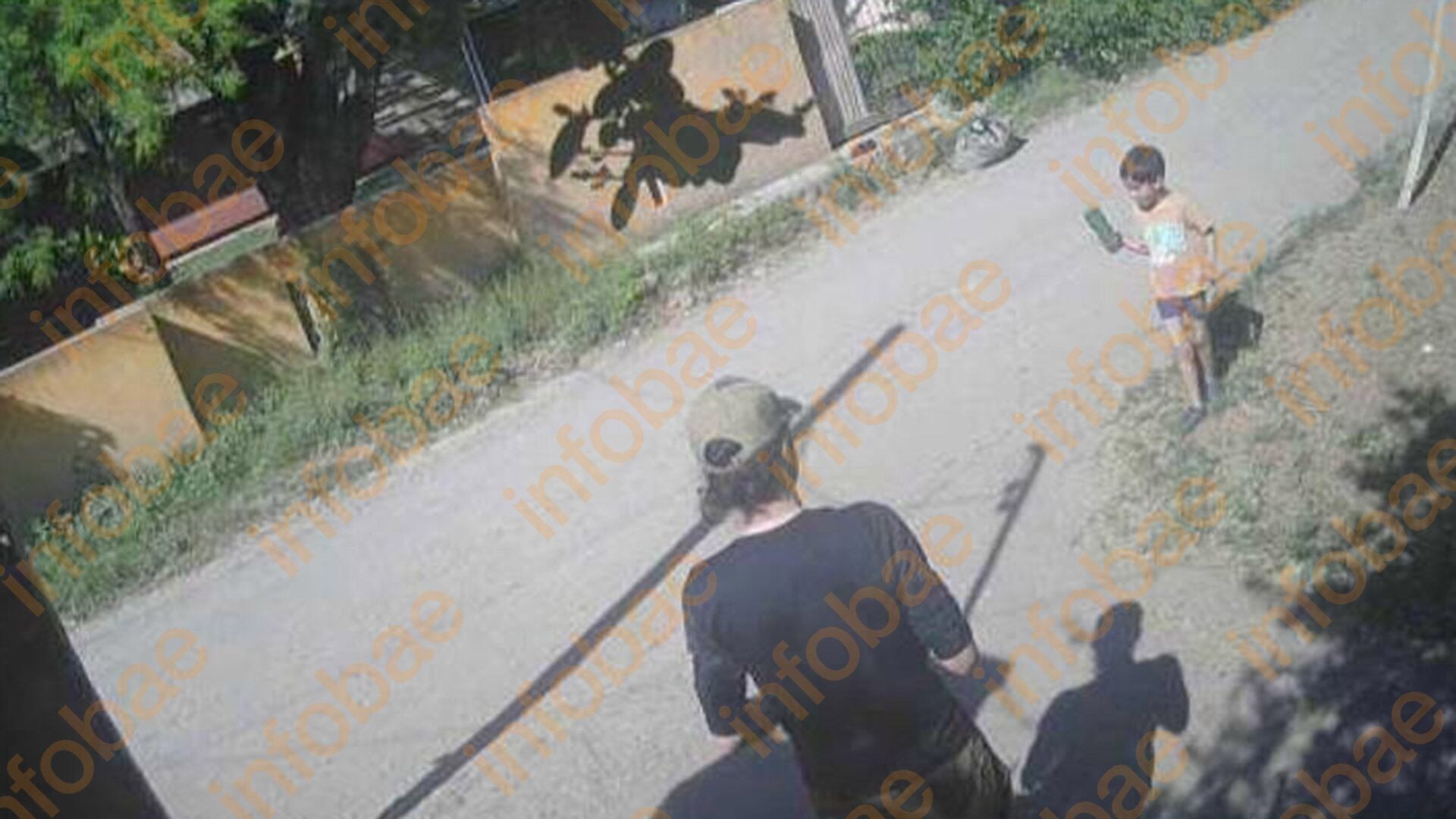 Laurta con su hijo en la puerta de la casa donde ocurrieron los crímenes