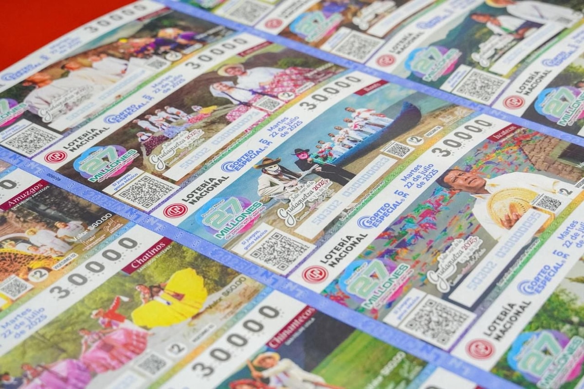Boletos de lotería y números ganadores Gana Gato sobre mesa de madera