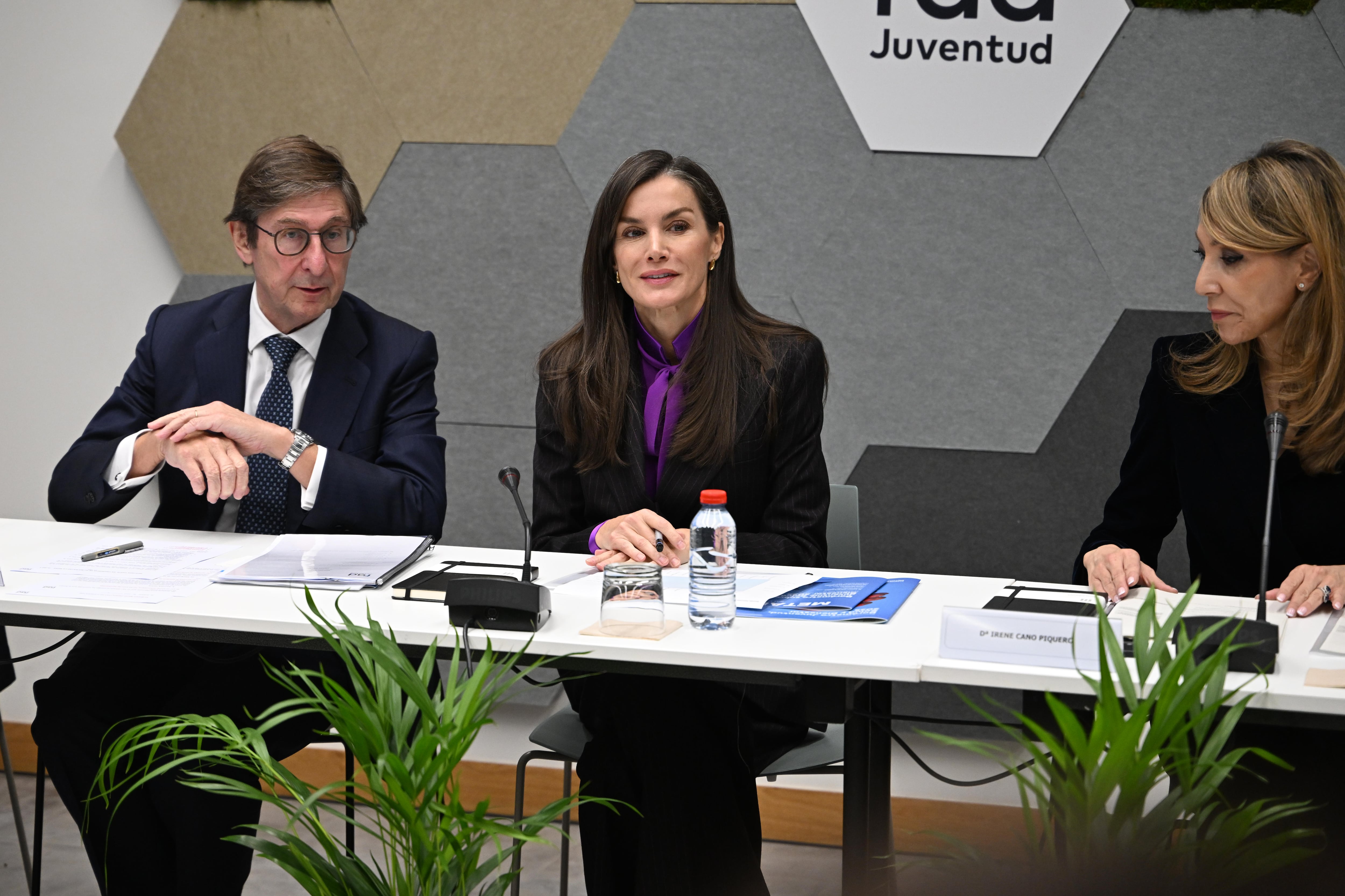 El Presidente de FAD Juventud, José Ignacio Goirigolzarri, y la reina Letizia presiden la reunión del Patronato de la “Fundación FAD Juventud”. (José Oliva / Europa Press)