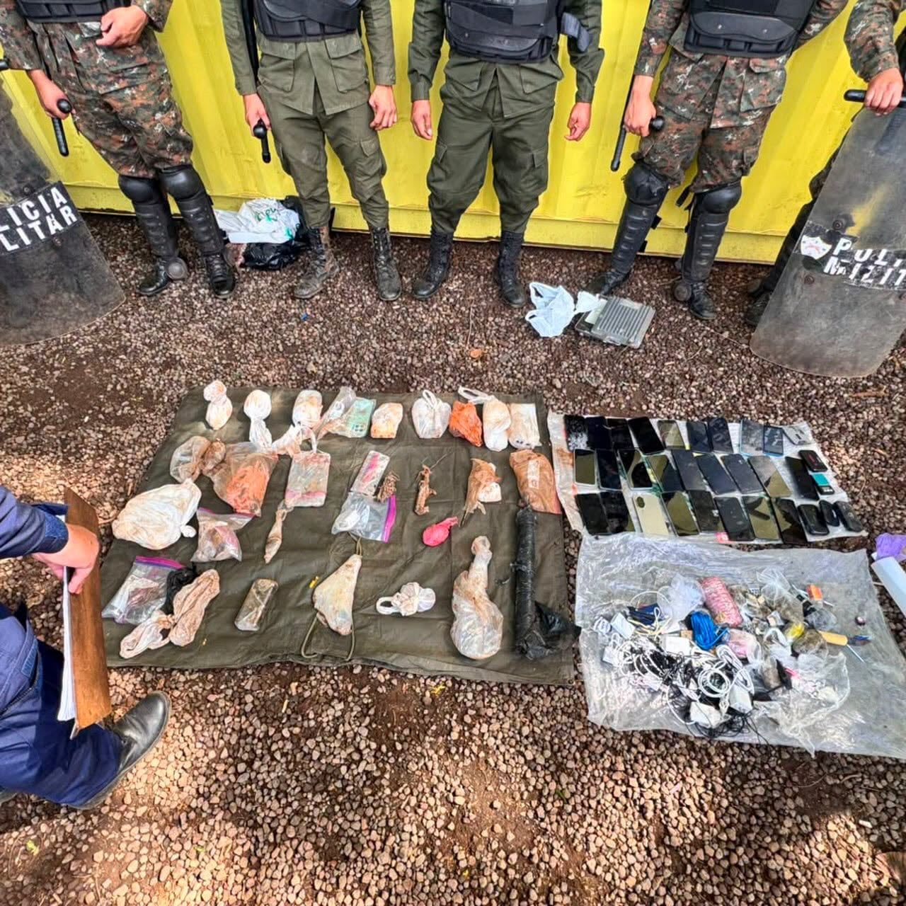 Una requisa en la cárcel Renovación I de Escuintla dejó el decomiso de una pistola, municiones, drogas y 34 celulares. (Ejército de Guatemala)