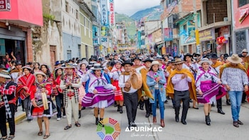 Con danzas, música y tradición,