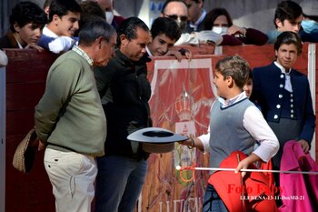 Un niño en una plaza