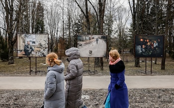 Personas caminan frente a una