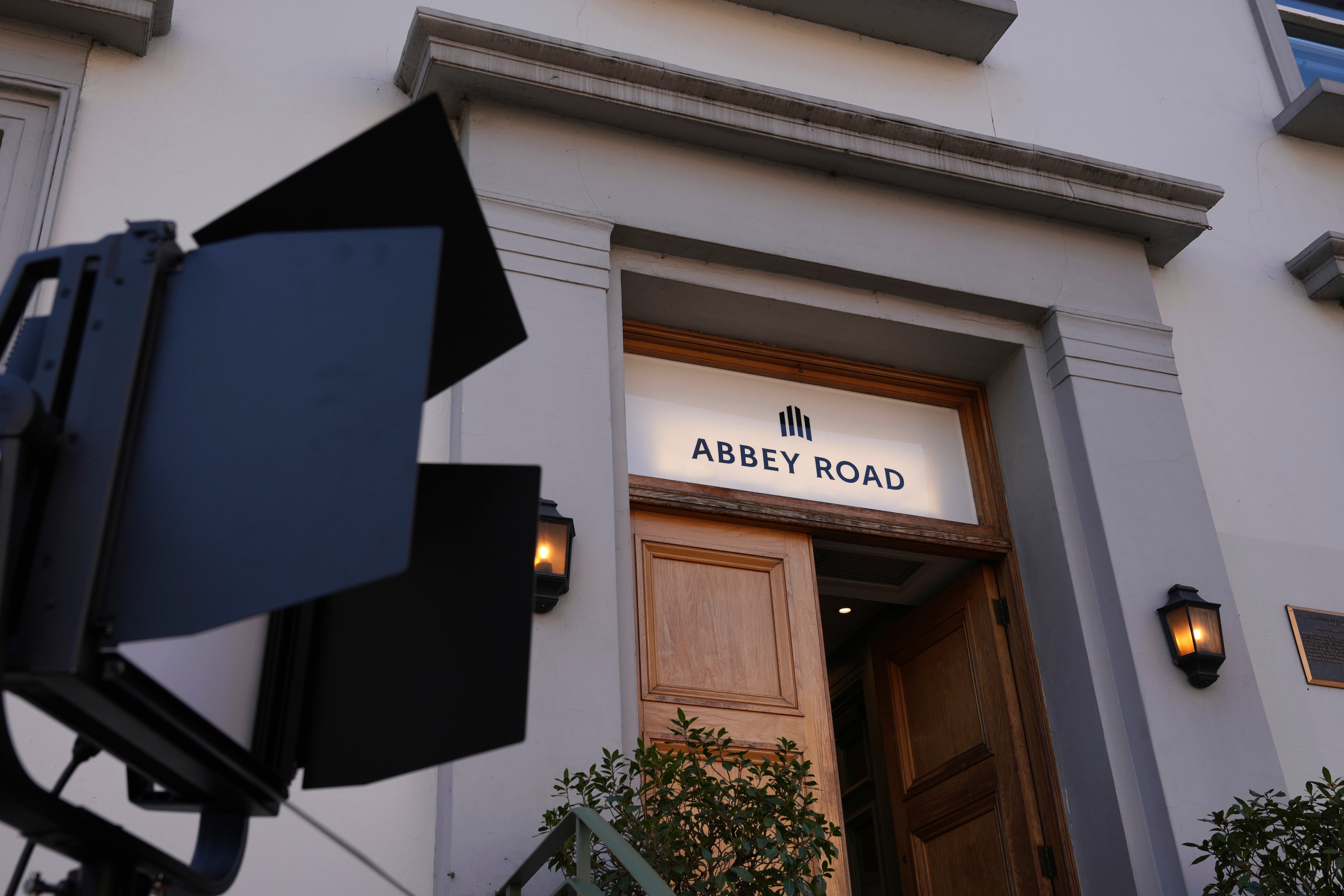 Además de la mujer de blanco, hay otros eventos paranormales que suceden en los estudios Abbey Road. Crédito: AP/Kin Cheung