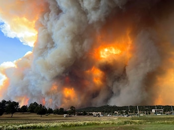En esta foto proporcionada por Pam Bonner se observa el humo de incendios forestales el lunes 17 de junio de 2024, en Ruidoso, Nuevo México. (Pam Bonner vía AP)