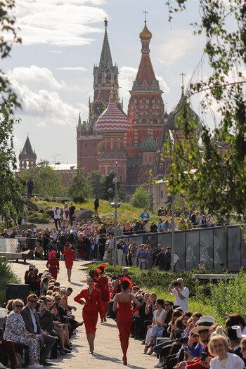 Modelos presentan creaciones del diseñador