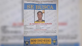Cartel impreso con la foto de un hombre, datos de identidad, la frase Se busca y un número telefónico de la policía dominicana.