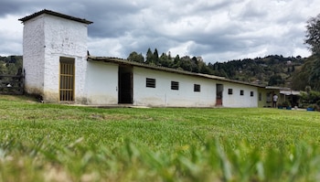 El operativo judicial, basado en medidas cautelares, representa un avance contra bienes ilícitos asociados al paramilitarismo y el narcotráfico en Colombia - crédito SAE