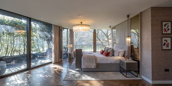 Un dormitorio del ático en el que vivió Ariana Grande mientras grababa 'Wicked' (Sotheby's International Realty)