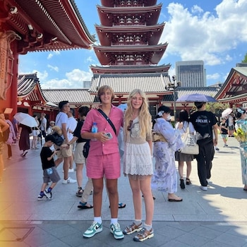 Cris junto al adolescente en