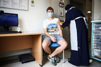 Un joven recibe una dosis