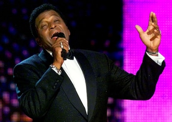 a leyenda de la música country Charley Pride interpreta un medley de su música en la 34ª entrega anual de los premios de la Asociación de Música Country en la Grand Ole Opry House de Nashville, Tennessee, el 4 de octubre de 2000.