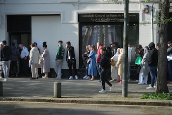 Varias personas hacen cola en el Consulado de Marruecos en Bilbao. (H.Bilbao / Europa Press)