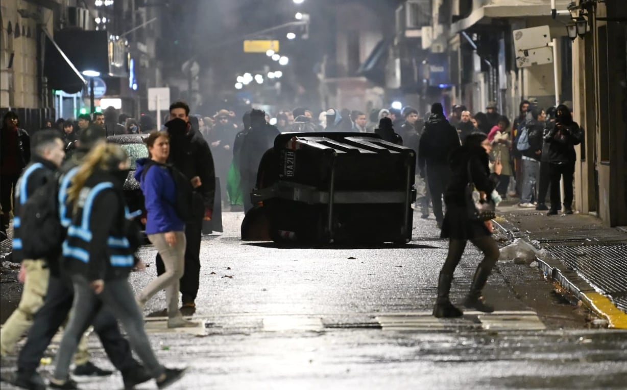 Manifestantes y fuerzas de seguridad se enfrentaron durante más de dos horas en las inmediaciones del Congreso, con piedras, gases lacrimógenos y camiones hidrantes