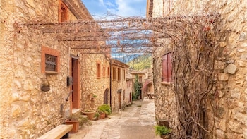 El impresionante pueblo de Tarragona repleto de calles empredradas que es ideal para desconectar en otoño y tiene menos de 45 habitantes