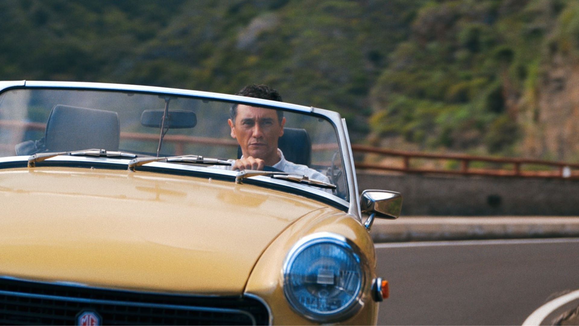 Carlos-Manuel Vesga interpreta a Manousos, el último inmune descubierto y uno de los más desconfiados (Créditos: Apple TV+)