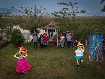 Las catrinas que decoran el sendero son elaboradas por productores locales de la zona chinampera.
(Foto: Corenadr)
