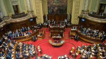 Impulsan en Uruguay leyes que limitan ingresos extra a políticos, obligan a devolver viáticos y cambian subsidios