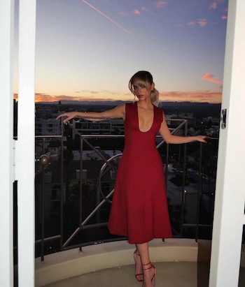 La actriz eligió un vestido largo rojo carmesí de silueta columna para una de sus apariciones en París