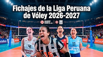 Cuatro jugadoras de vóley femenino celebrando en la cancha. Al fondo, la multitud y un banner con el texto "Fichajes de la Liga Peruana de Vóley 2026-2027".