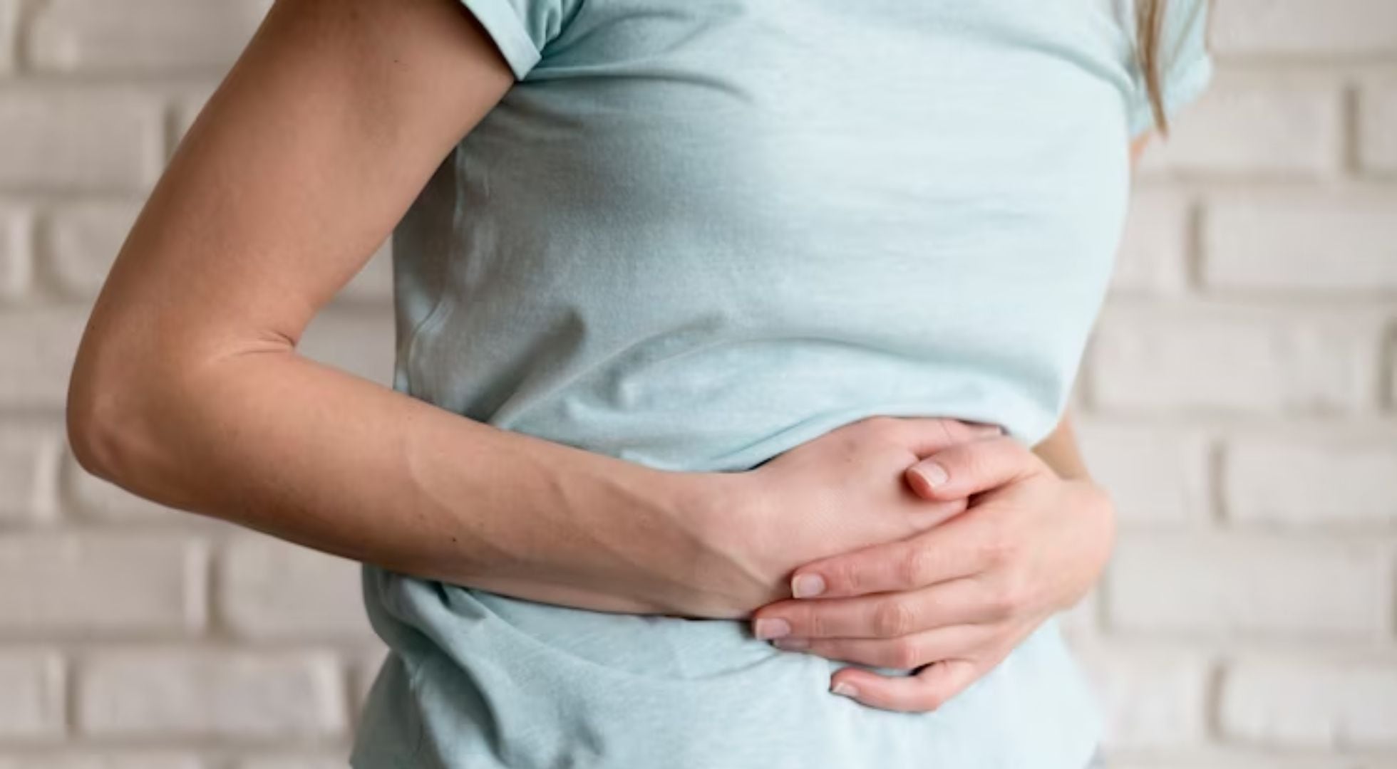 La enfermedad intestinal causa diarrea acuosa, fatiga y náuseas, y puede derivar en una deshidratación grave en pacientes con condiciones de salud previas o sistemas inmunes debilitados (Freepik)