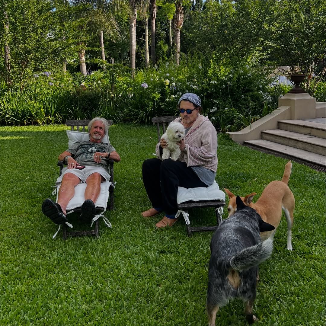 Johnny Depp y Beechy Colclough descansando en el jardín de la casa de Vero Lozano y Corcho Rodríguez