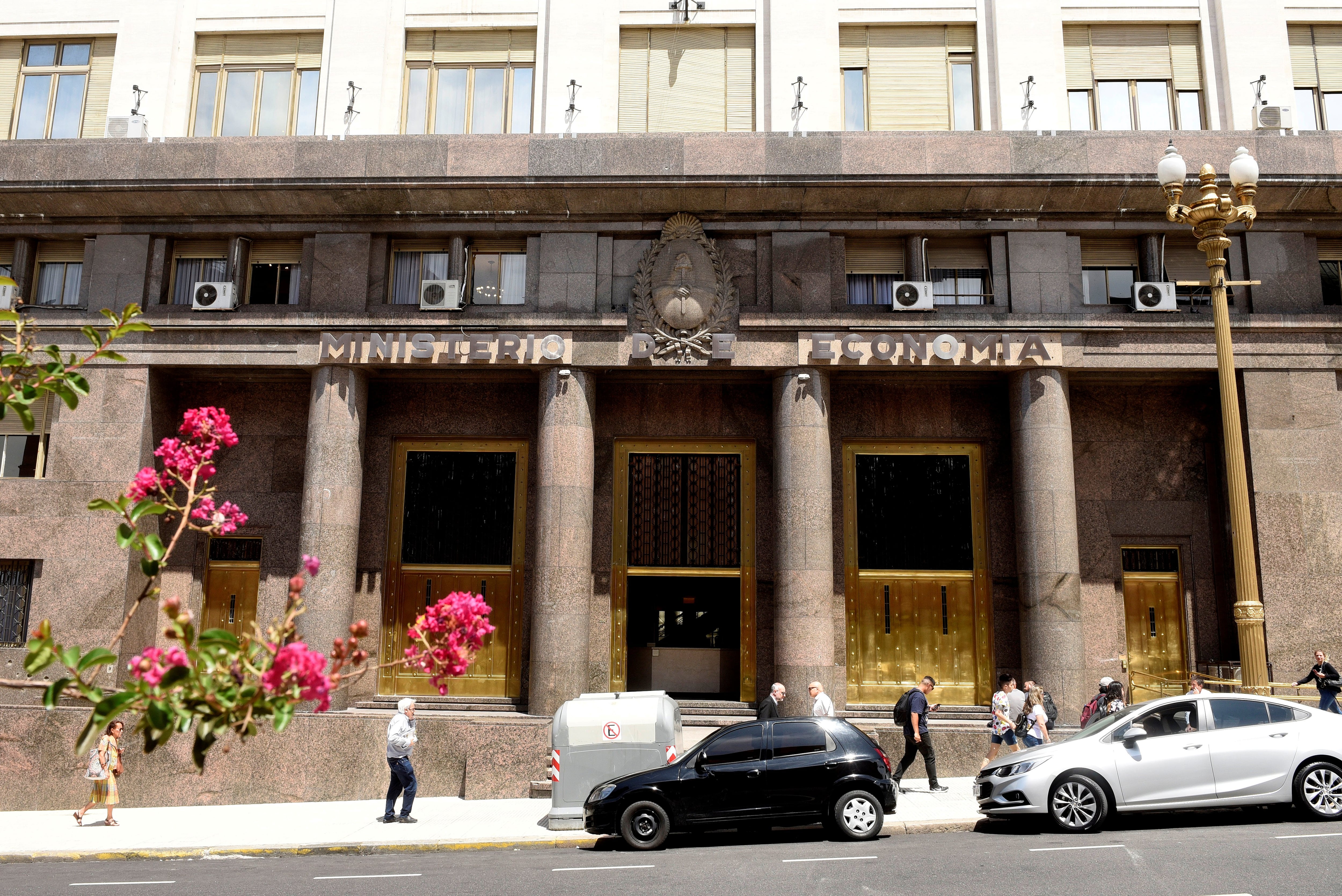 El Ministerio de Economía seguirá ofreciendo bonos en dólares mediante el AO28. (EFE/Fabián Mattiazzi)