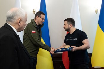 El presidente de Ucrania, Volodimir Zelensky, con el primer ministro polaco, Mateusz Morawiecki, en Kiev, Ucrania, 1 de junio de 2022. Servicio de Prensa de la Presidencia de Ucrania/Handout via REUTERS/Archivo