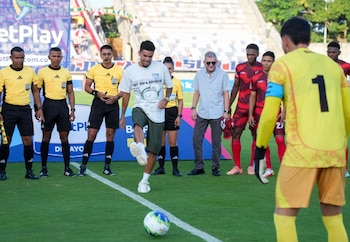 El saque de honor de Luis Díaz, en la previa del partido entre Barranquilla y Junior, con el arquero Sebastián Hernández - crédito Junior