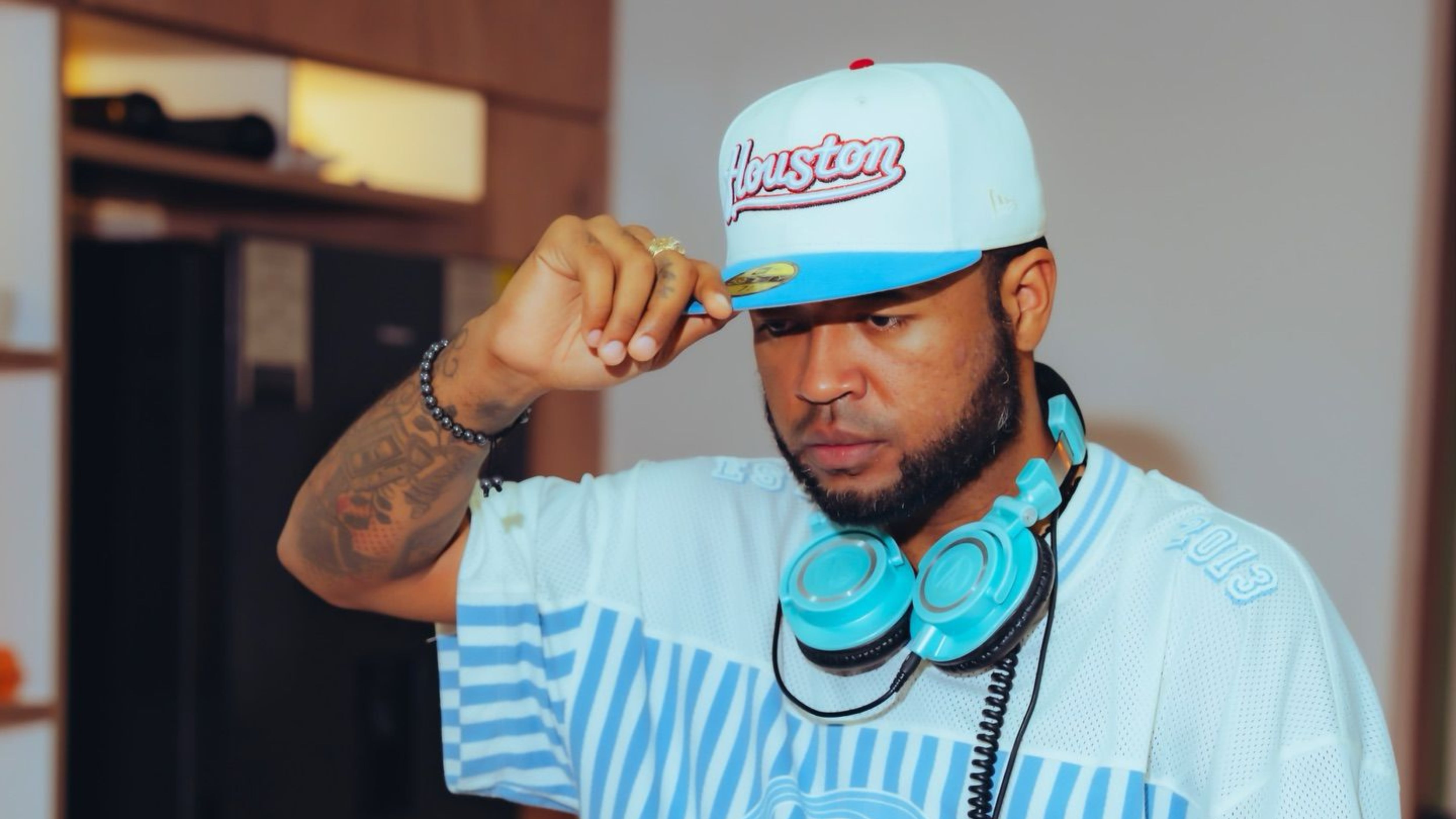 Hasta el momento, las autoridades no han confirmado el hallazgo de un cuerpo sin identificar en la vía Juan Mina como relacionado con la desaparición de DJ Dever, mientras continúan las investigaciones - crédito Dj Dever/Instagram
