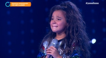 La pequeña lloró por tantos halagos - crédito Emisión Yo me llamo / Caracol Televisión