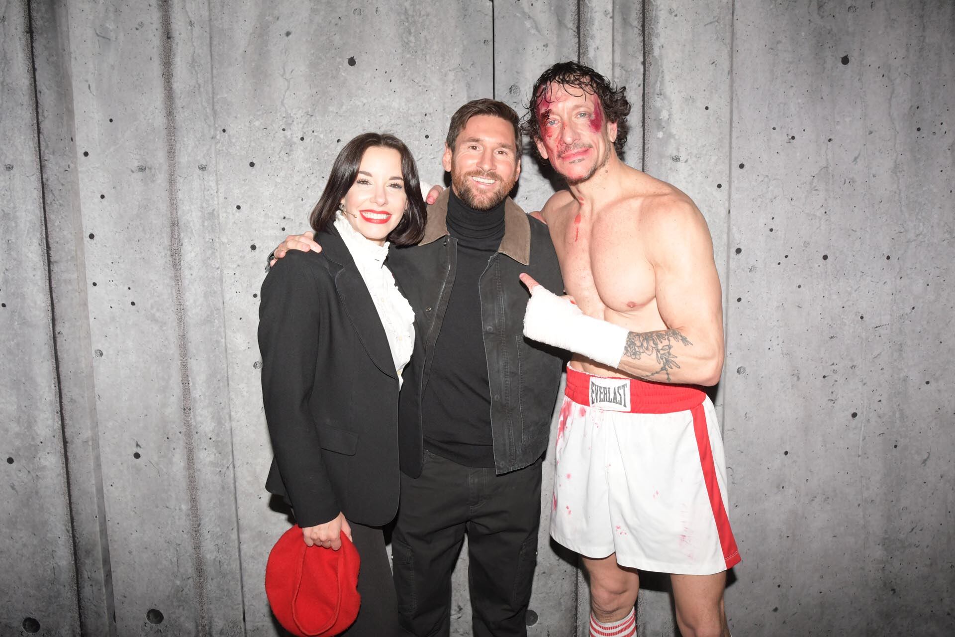 Leo Messi y Nico Vázquez junto con la actriz Dai Fernández