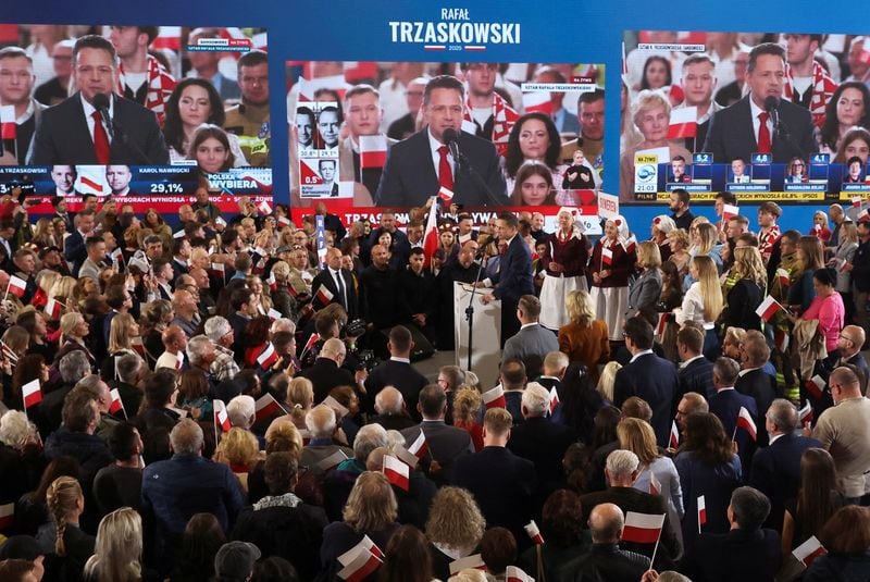 El alcalde de Varsovia, Rafal Trzaskowski, candidato presidencial de la Coalición Cívica, reacciona a los sondeos a pie de urna de la primera vuelta de las elecciones presidenciales polacas, en Sandomierz, Polonia. 18 de mayo de 2025. REUTERS/Kacper Pempel