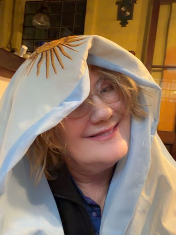 Verónica Llinás usó una bandera nacional para celebrar la victoria