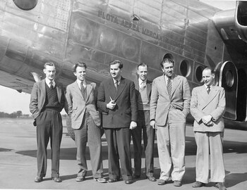 Luis Horacio Fortín, de traje oscuro y una pipa en la mano derecha, delante de un Avro York de la Flota Aérea Mercante Argentina (FAMA)