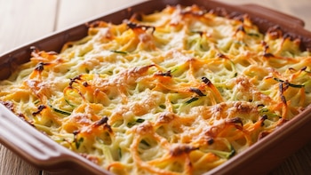 Pastel de calabacín y zanahoria gratinado: una receta saludable, saciante y fácil de hacer