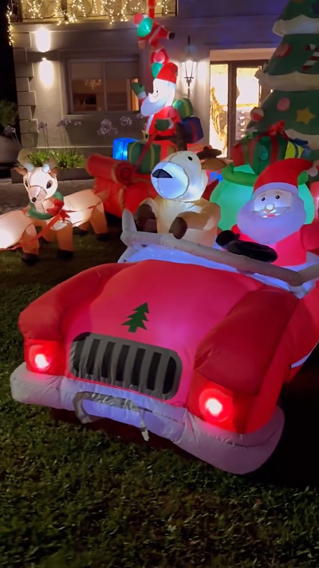 Papá Noel al volante: uno de los inflables que Barili instaló en el jardín delantero