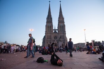 Miles de fieles marcharon 60