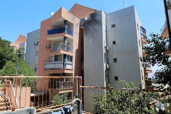 Un edificio dañado cerca de