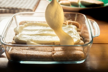 Preparación del tiramisú (Adobe Stock)