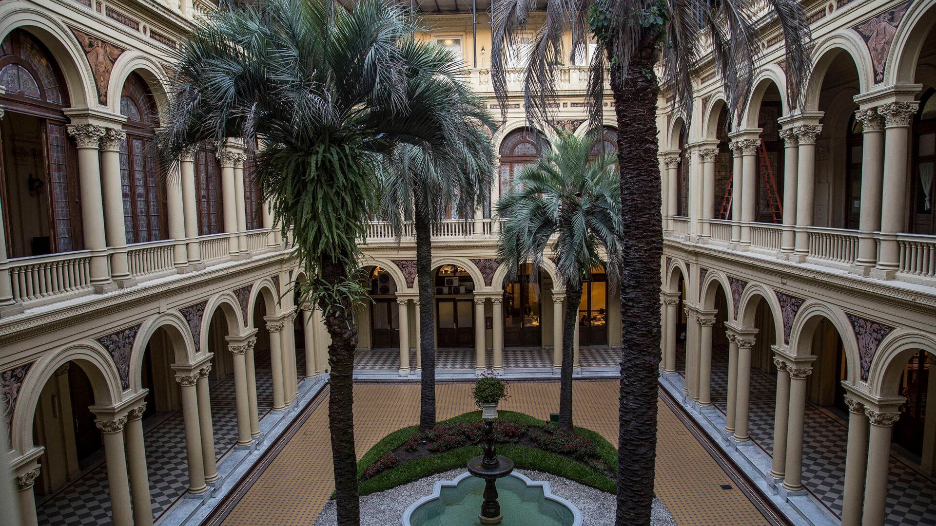 Imagenes del Patio de Palmeras de Casa Rosada (NA)