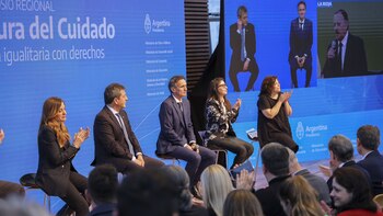 Los ministros del Gabinete aplauden