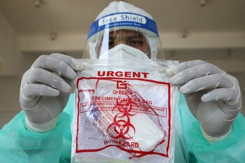 Un miembro del personal médico