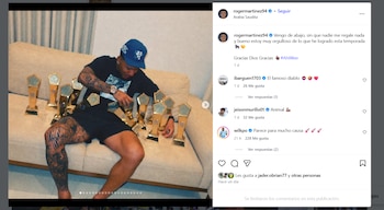 Post de Roger Martínez con los trofeos de MVP ganados en la Liga de Arabia Saudí - crédito Instagram