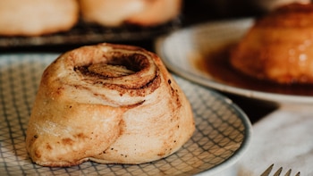 Receta de rollitos de canela con hojaldre, un postre fácil y rápido que se prepara con solo tres ingredientes
